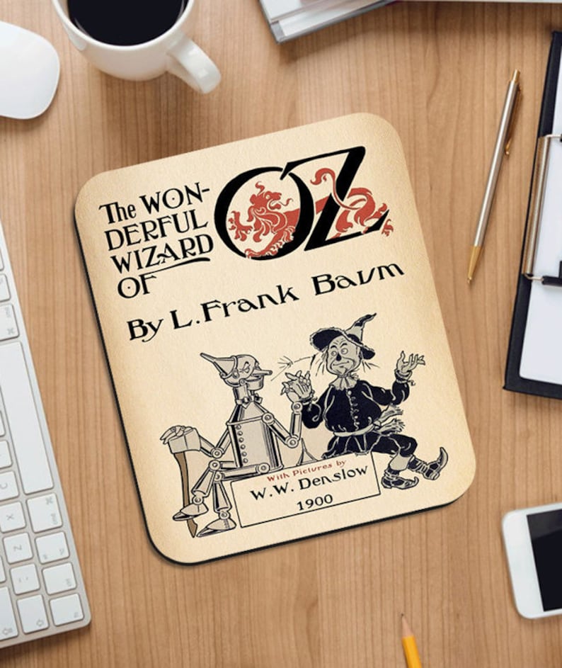 Universal_Zone's tweet image. The Wonderful Wizard of Oz by Frank Baum Mousepad. etsy.me/4sKRlSv 

#booklover #wizardofoz #lfrankbaum #oz #classicnovel #childrensclassic #fantasyliterature #yellowbrickroad #emeraldcity #dorothy #tinman #scarecrow #cowardlylion #bookishdesk #bookishgift #literarygift