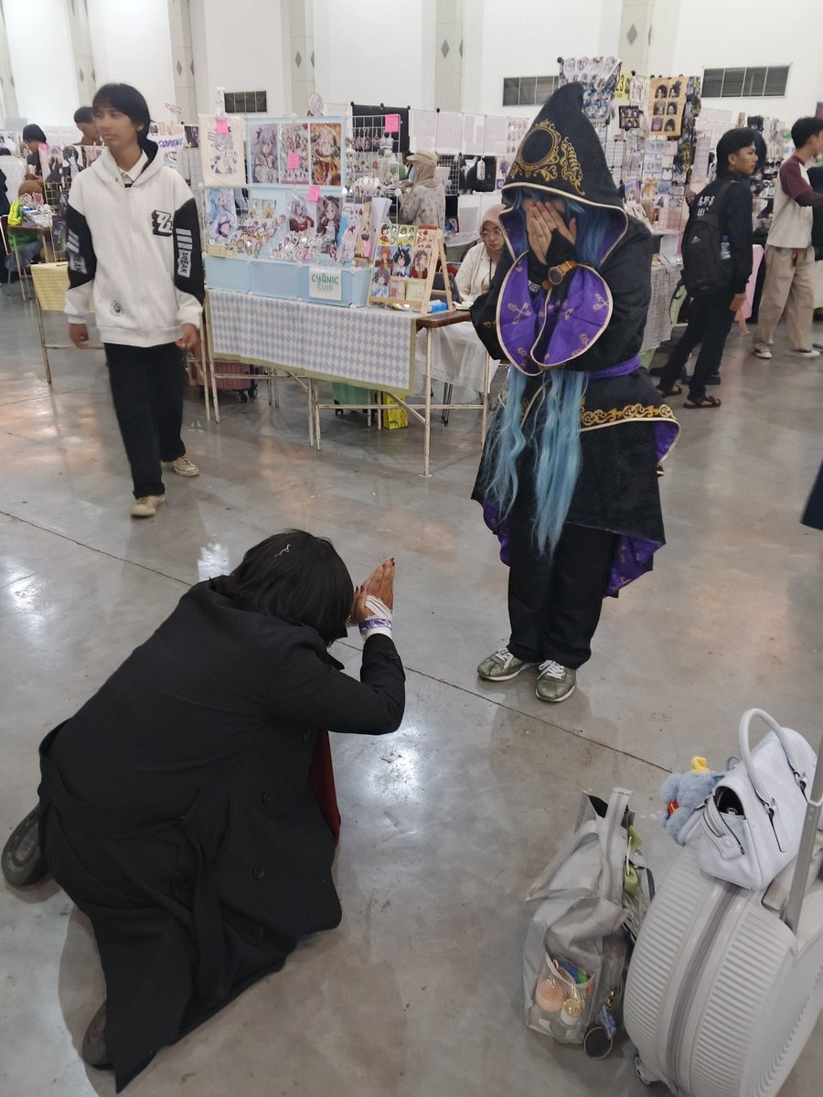 Neuoide's tweet photo. Otsupara everyone! Thank you for coming to my booth and talking to me, special thanks to all my boothmates 🩵

I'm so sorry if i didn't get to meet you guys 🥺 I had so much fun! (🤣 Even though the weight of idia's hair is killing me a lot) 

See you all in the next event! https://t.co/GuMPFgzgbA