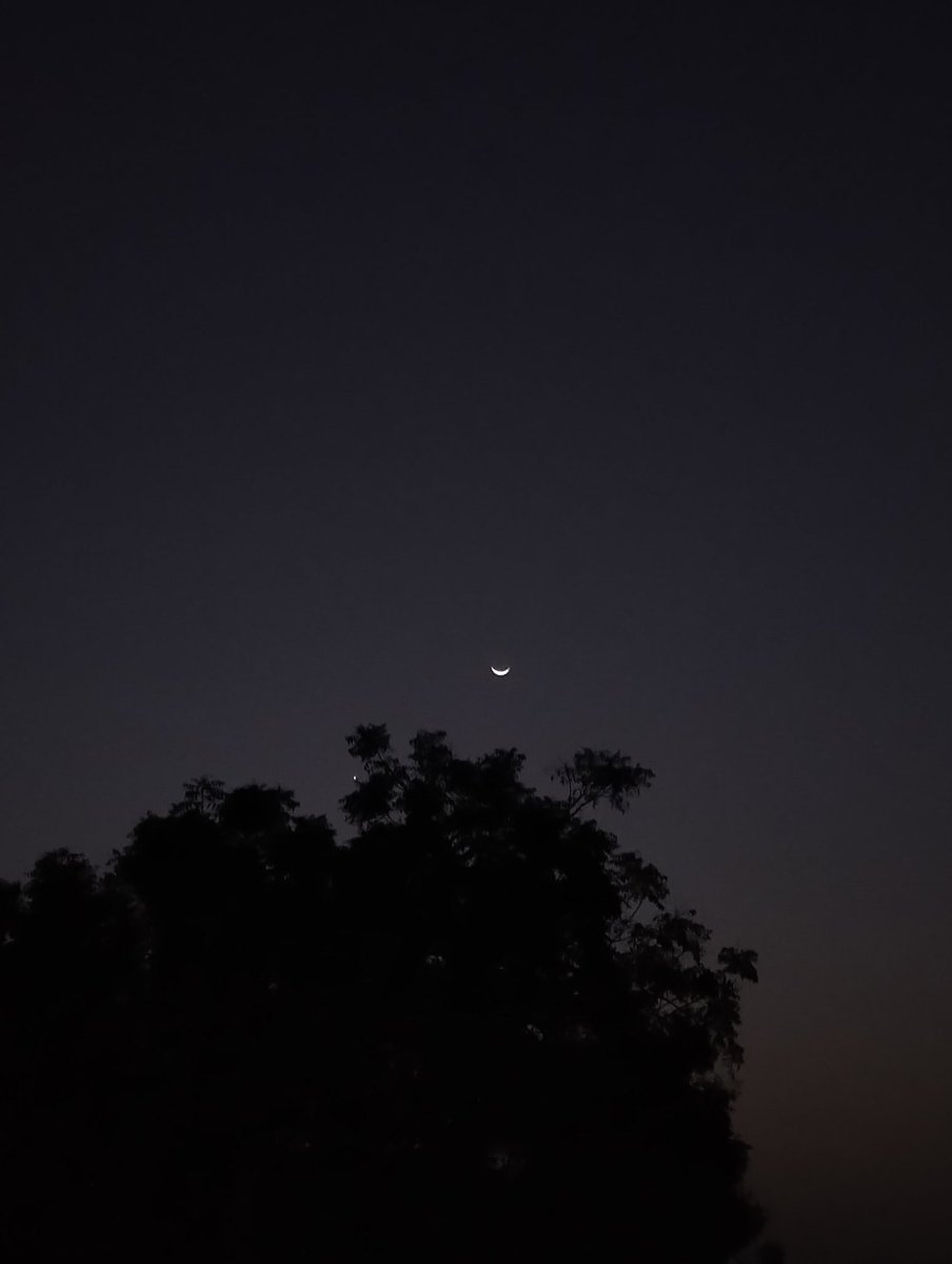 Rajiv_KP's tweet image. Moon today 🌙 
IST 6:53 PM
📍 North India

#moon #lunar #photography #lunar
