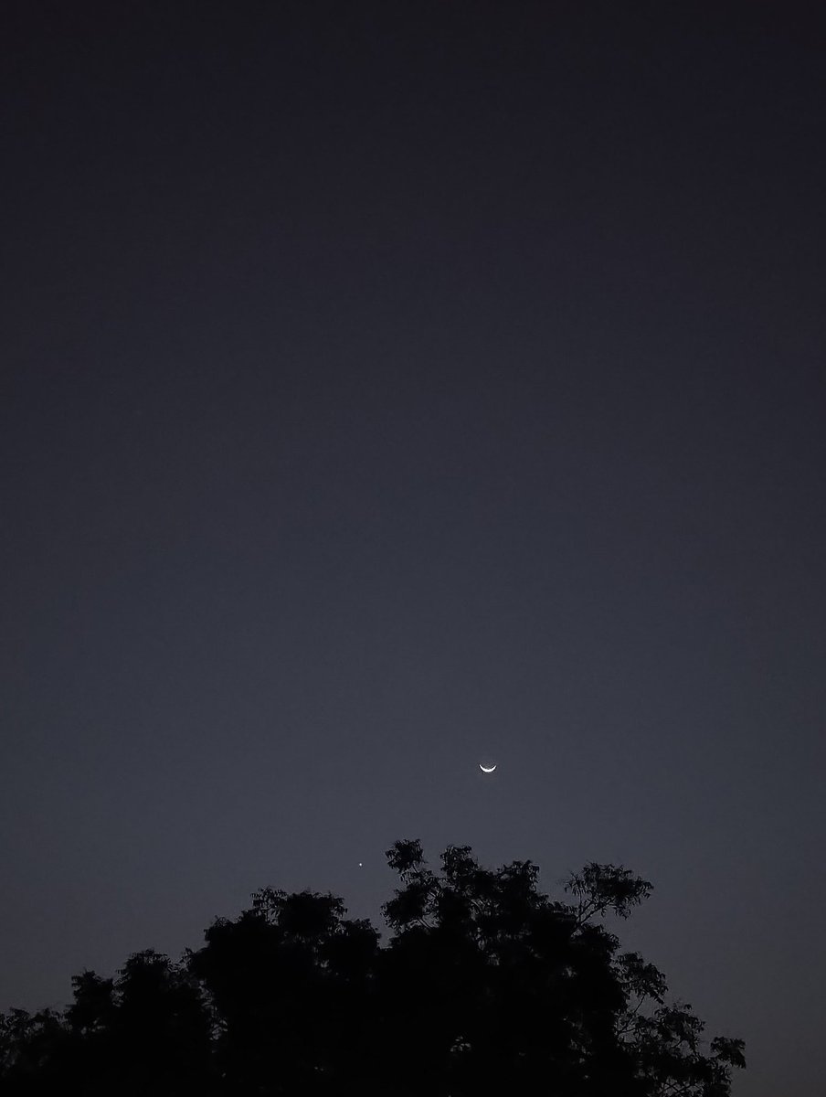 Rajiv_KP's tweet image. Moon today 🌙 
IST 6:53 PM
📍 North India

#moon #lunar #photography #lunar