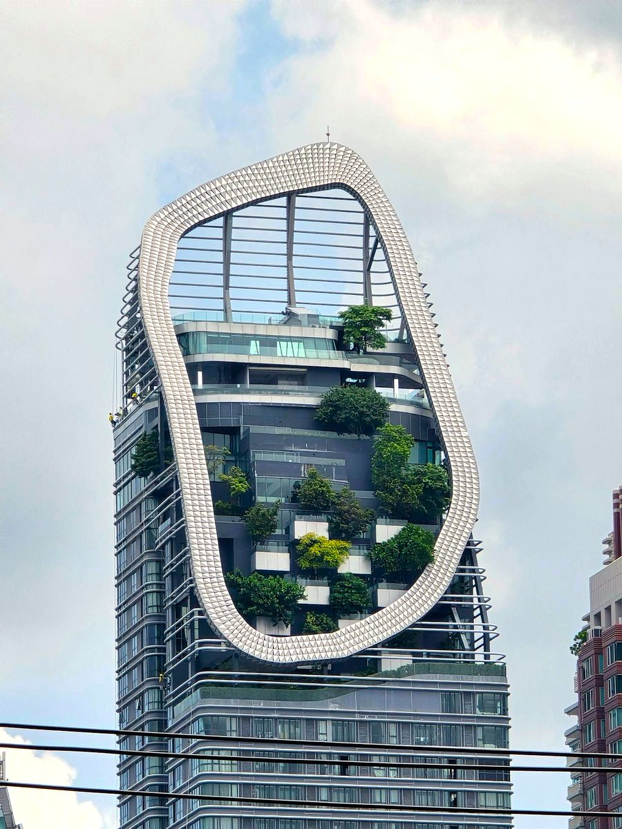 UnthinkableBld's tweet image. Q Chidlom rises 42 floors in Bangkok, defined by a sculptural oval frame and planted sky terraces.
Blending high-rise living with greenery, it adds a futuristic edge to the city’s skyline.
@archpng 
#Architecture #Bangkok #HighRise #Design