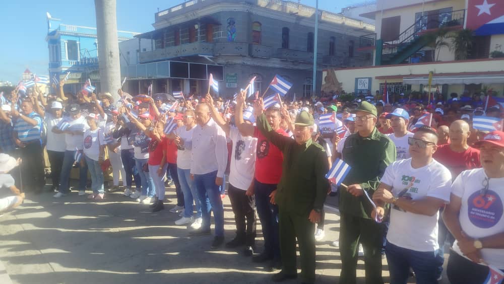 🇨🇺 Una nutrida representación del pueblo de #LasTunas participa en el acto de reafirmación revolucionaria en la Plaza Martiana del centro histórico de la ciudad. Se rememora el aniversario 65 de la victoria cubana en Playa Girón. Se denuncia con firmeza el bloqueo yanqui.