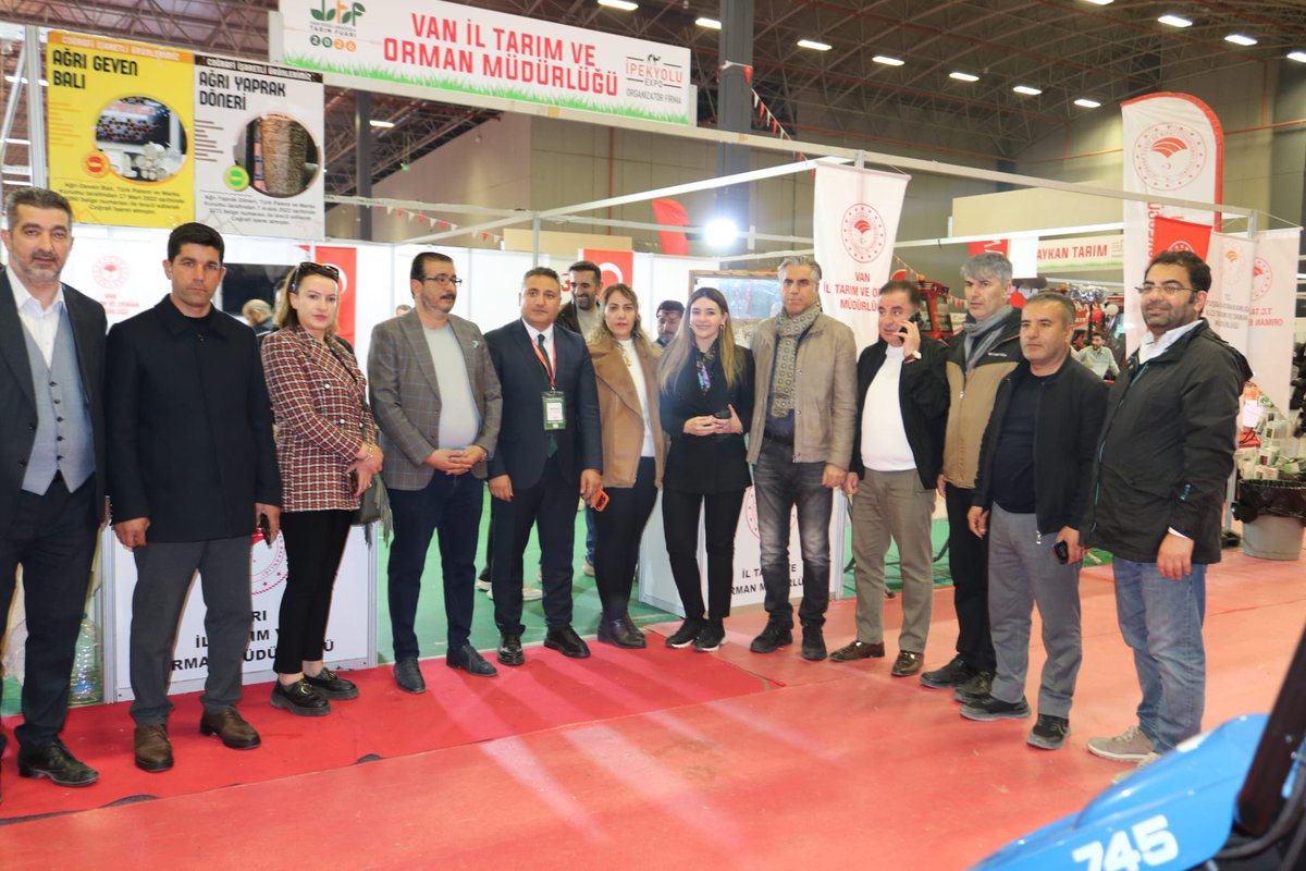 irem_bayram's tweet photo. Van’ın Ekonomik Geleceği Toprağımızda ve Üretimimizde Gizli! 🌾🚜

16’ıncı Doğu Anadolu Tarım, Hayvancılık ve Gıda Fuarı’ndaydık. Van Expo’da modern makineleri ve yeni teknolojileri yerinde inceledik.

Van, Türkiye’nin küçükbaş hayvancılık başkenti. 3,37 milyon küçükbaş hayvan varlığıyla 1. sıradayız. Geniş meralarımız, güçlü üretim altyapımız ve arıcılık potansiyelimiz bu şehrin en büyük gücü.

Fuarda bir kez daha gördük: Bu zenginliği ham ürün olarak satmak yerine katma değere dönüştürmek zorundayız.

Tarladan çatala uzanan üretim zincirini güçlendirmeli, yünümüzü ilmekten sanata dönüştürmeliyiz.

Süt ve et ürünlerinde işleme kapasitemizi artırmalı, Van Balığı’nı daha güçlü bir markaya dönüştürmeli, kadın kooperatiflerimizi üretimin merkezine taşımalıyız.

Yapay zeka ve teknoloji destekli bir “Tarımsal Teknoloji Üssü” ile üretimi planlayan, riskleri yöneten ve ihracat yapan bir Van mümkün.

Biz bu şehrin üretim gücüne inanıyoruz. Emeği geçen herkese ve ilham veren tüm katılımcılara teşekkür ederim. 🙏