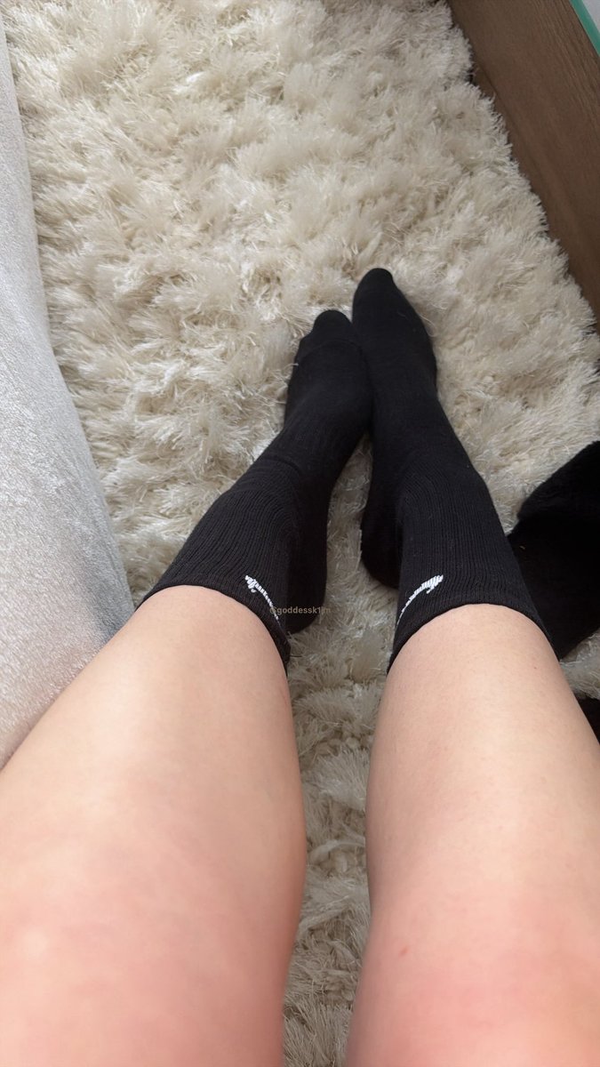 goddessk1im's tweet photo. meine nike socken sind voll weich 😊 https://t.co/DVlHdVUCTq