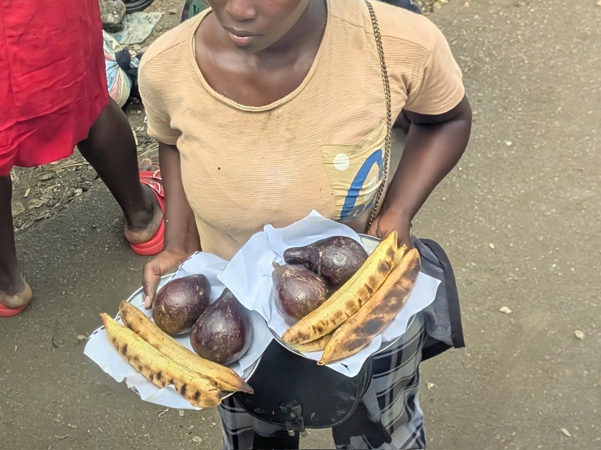 MinetteLontsie's tweet photo. Donc c'est comme ça maintenant ? Le plantain avocat est devenu le nouveau Plantain Prune?
De marcher avec le petit couteau de poche ?
#Djombe #Loum #Manjo https://t.co/0nTp0VEtPX