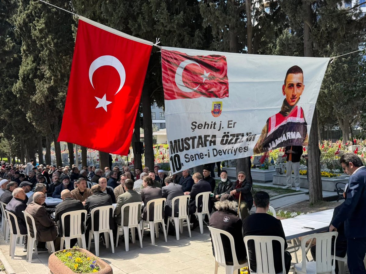 Bahçelievler Ülkü Ocaklarımız, Şehit J. Er Mustafa Özel’in şehadetinin yıl dönümü vesilesiyle Edirnekapı Şehitliği’nde gerçekleştirilen mevlid programına katılarak, aziz şehitlerimizi dualarla andı.