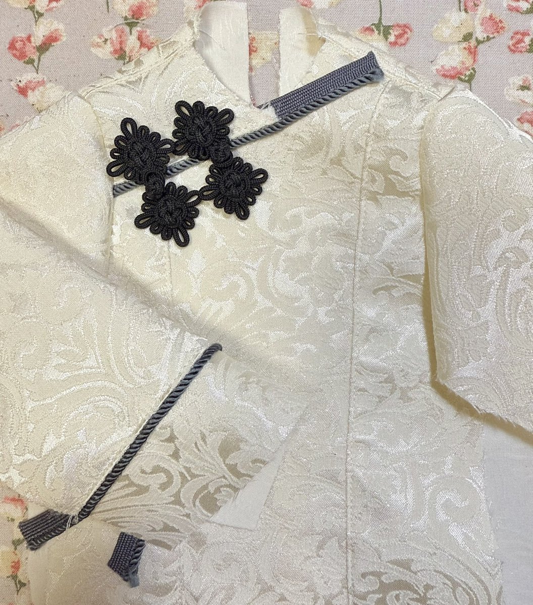 132-SD【The Hotel Nichts】

チャイナ服（SDGrB、DDB共用サイズ）はいまがんばって作ってます！
こちらも6000円になります◎

ベースの色は白黒２色展開で、切替の生地・パイピングの組み合わせがいろいろあります😊

#ドルパ_ディーラー
#ドルパ55