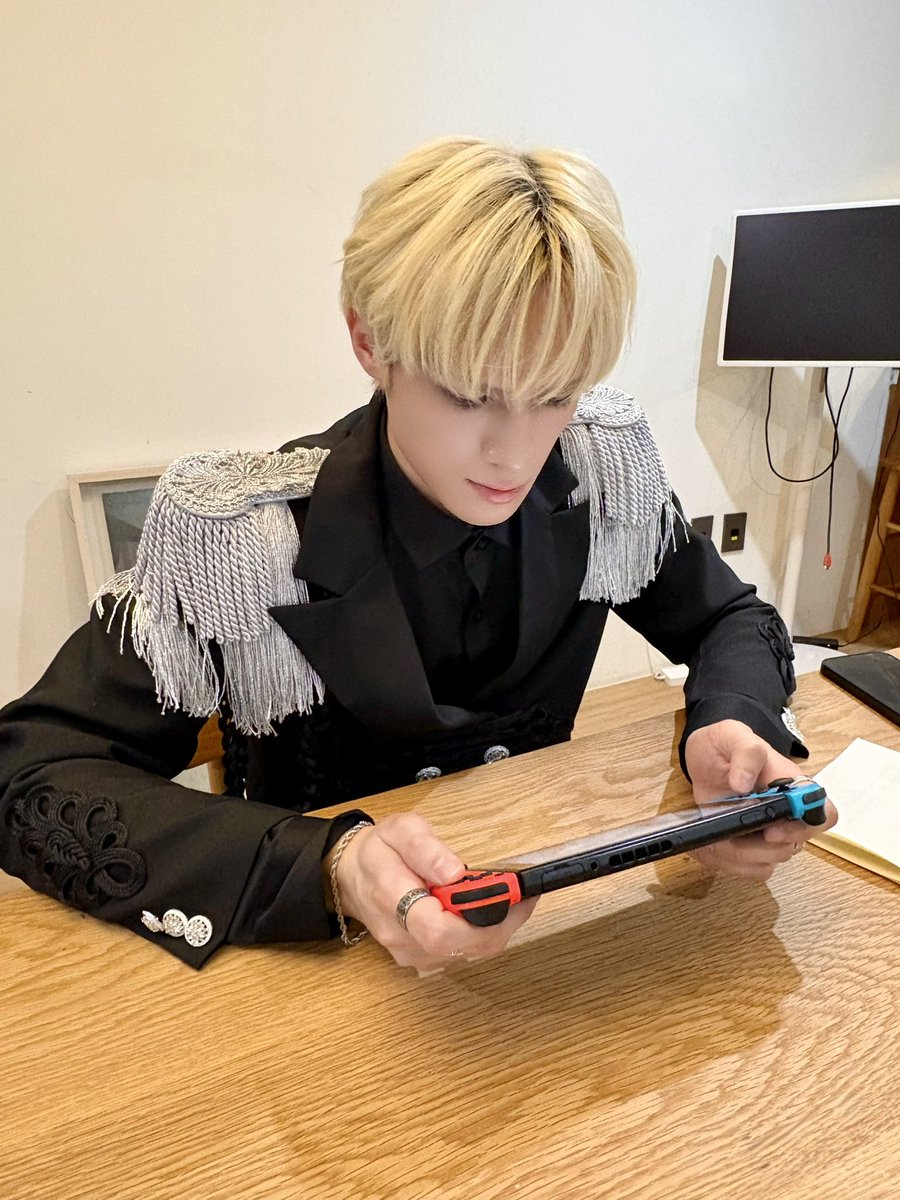 jchang63's tweet photo. Surprise Quiz‼️
제이가 만든 캐릭터는 무엇일까요?
선라이트도 함께 맞추어 보세요☀️

#JayChang #제이창 #ジェイチャン https://t.co/DhR9plE1V3