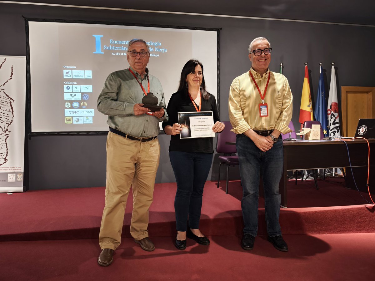 Hoy hemos tenido la última jornada del I Encuentro de Geología Cueva de Nerja, donde se ha hablado de atmósfera, calcitas, nuevas cuevas en Nerja, concesión de premios y, finalmente,  se ha homenajeado al catedrático de Geología de la UMA Francisco Carrasco.