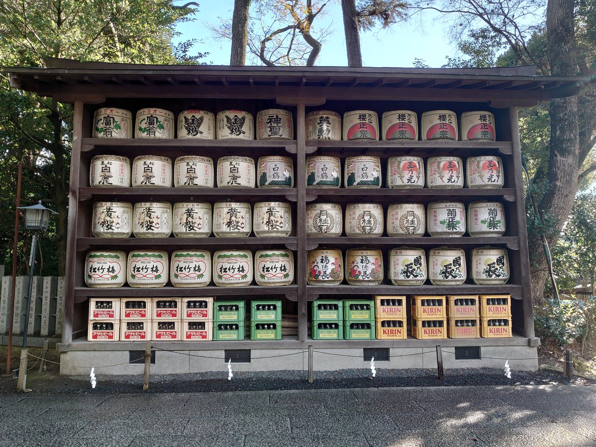 ratama9's tweet photo. 長岡天満宮（長岡京市天神）の酒樽奉献舍　　木造- 衝立　　
参道最後の屈曲点に位置し、階段下から拝殿と正対する姿は、蕃塀そのもの。
酒樽が積まれる事例は、白山町白山神社（春日井市）にあり。　#蕃塀 https://t.co/TEjKzPCOKe