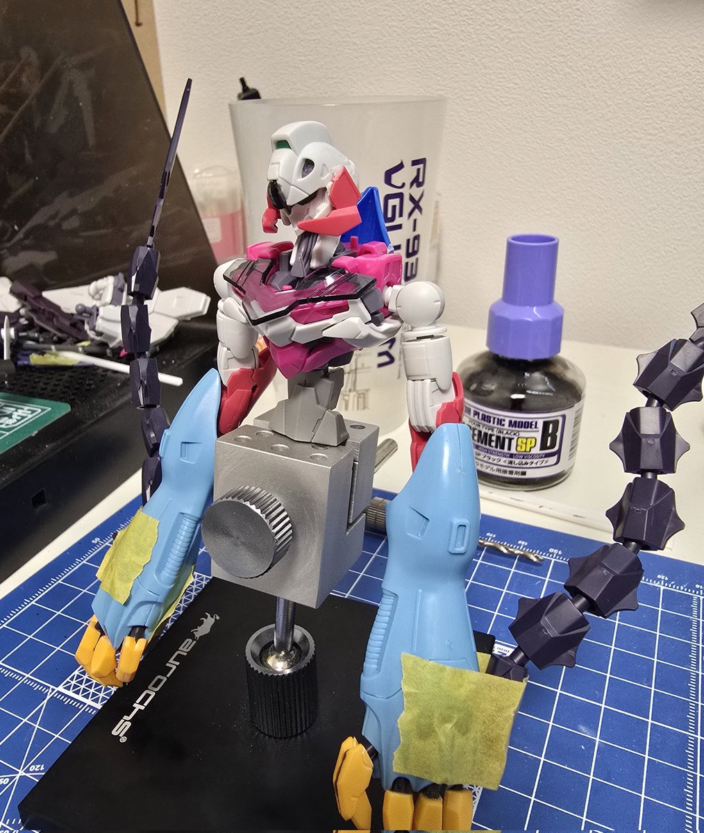 まる一日費やして元ネタっぽい角を模索
形と位置が一番しっくり来たやつがこれ

問題点としてはこれ、エアリアルの顔にしたほうがかわいいと思ってること…笑
#ガンプラ改造