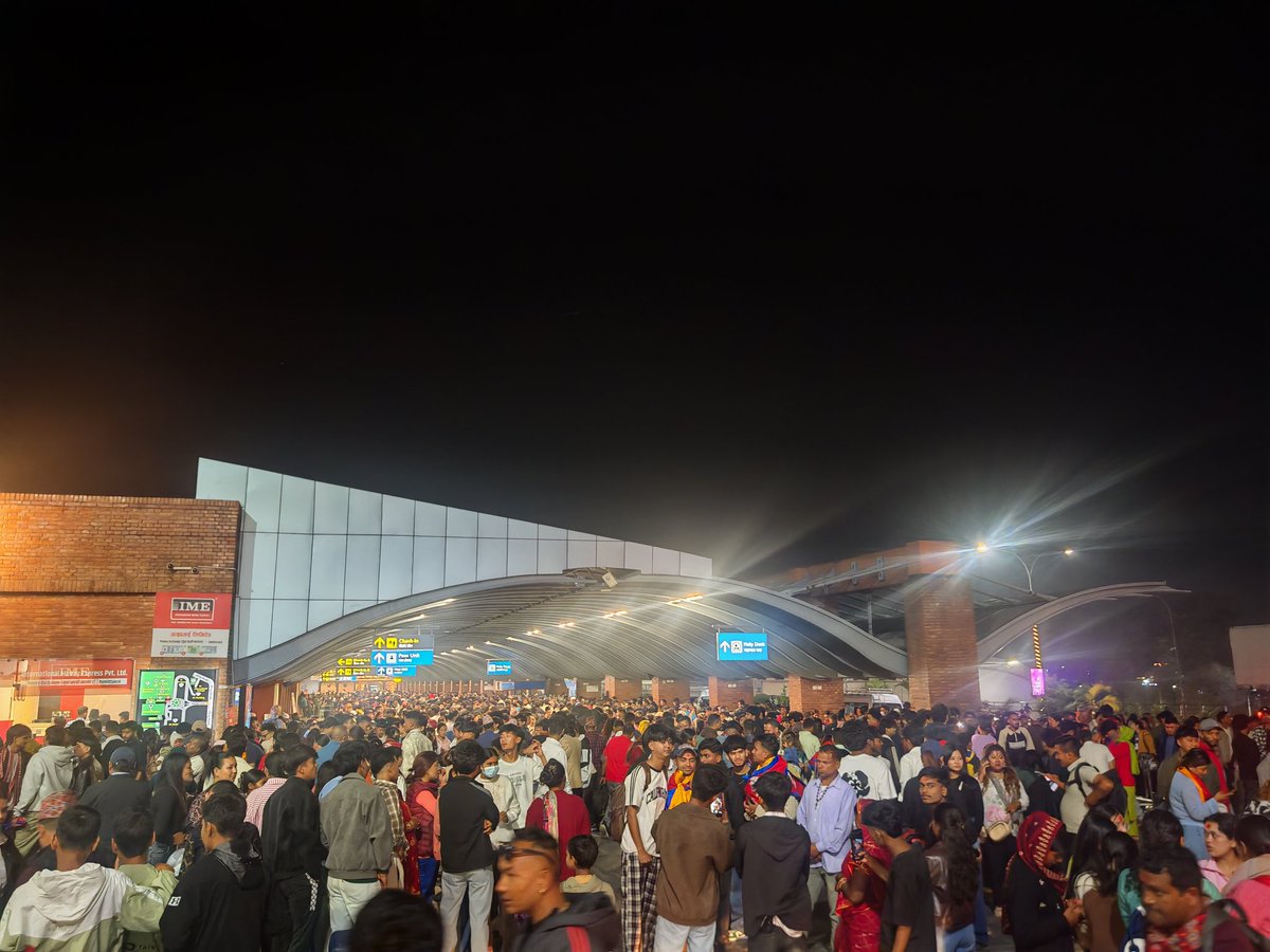 रामराज्य छोडेर विदेश जाँदै गरेको भिड।