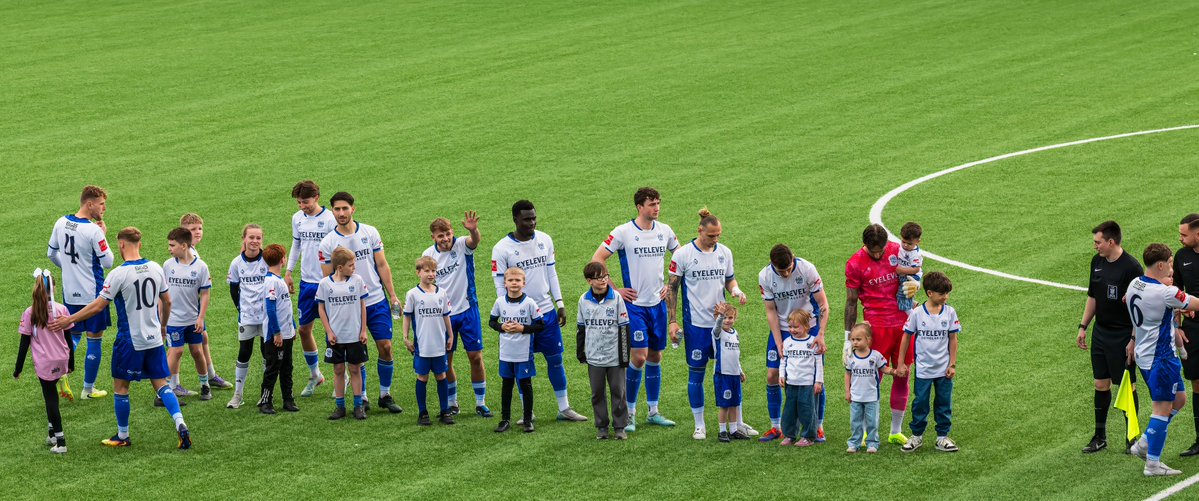 GomboczSteve's tweet image. Warming up before the match Bury v Witton Albion on 18/4/26. Great support from the fans. #BuryFC #PartOfIt @whitebluearmy @buryfcofficial #bfc140 #shakers