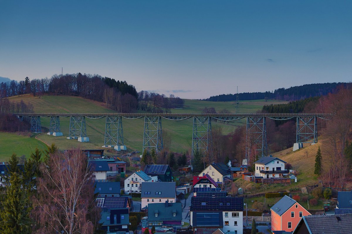 🚂🚃🚃🚃 Eisenbahnbrücke #Markersbach in der Abenddämmerung. 1889 fertiggestellt, 236,5 m lang und 36,5 m Höhe. Man nennt sie auch Streichholzbrücke 😁 wegen der filigranen Erscheinung. #erzgebirge #saxony