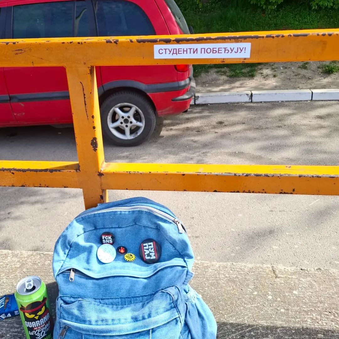 assimetrija's tweet photo. Gde god prevoz čekaš, ti nalepnicu posadi. ☀️
#studentipobeđuju https://t.co/1FCWVkB5IY