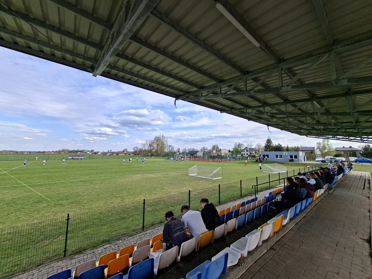 DebekTomek's tweet photo. Wyższy poziom rozgrywkowy, to i widowisko wyrównane :P Tym razem Klasa A, Olimpia Jeżów - SAP Andrespolia Wiśniowa Góra. 0:6, trzy minuty do końca #meczing #groundhopping https://t.co/36ng58GLDJ