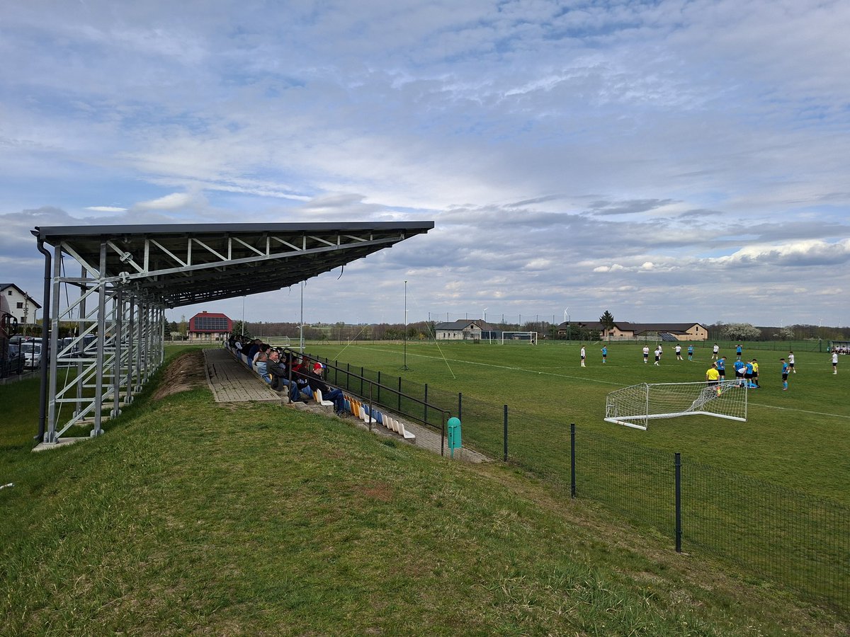 DebekTomek's tweet photo. Wyższy poziom rozgrywkowy, to i widowisko wyrównane :P Tym razem Klasa A, Olimpia Jeżów - SAP Andrespolia Wiśniowa Góra. 0:6, trzy minuty do końca #meczing #groundhopping https://t.co/36ng58GLDJ