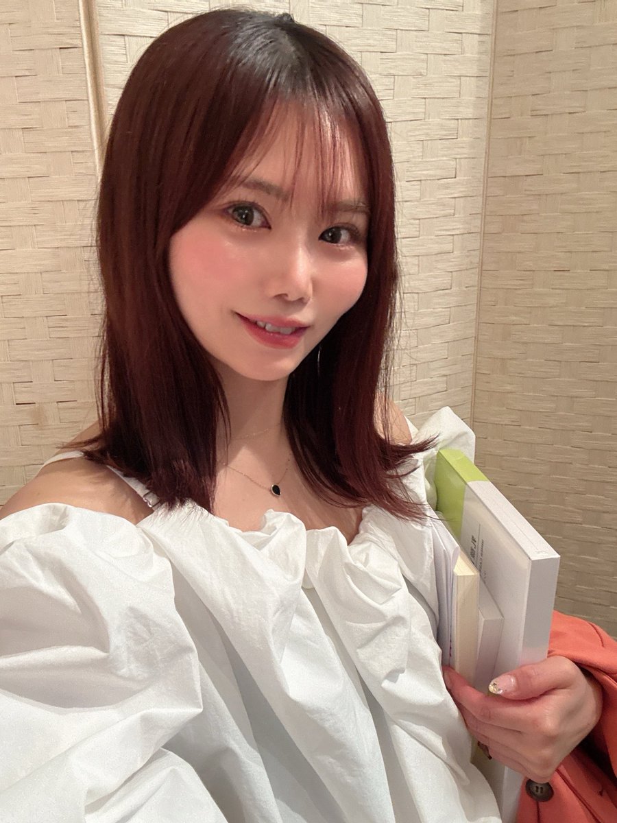 tazawanana's tweet photo. ラジオのゲストはYouTube登録者数85万人の内科医、ドクターハッシー先生でした👨‍⚕️
腸活についてとてもタメになるお話をしていただきました🙇‍♀️
改めて腸って���当に大事❗️
そして、ハッシー先生が開発された乳酸菌V28と本をいただきました✨
ありがとうございます🙌
便秘に悩んでいるの���飲むのが楽しみ🥰 https://t.co/rKoPBsFz2z