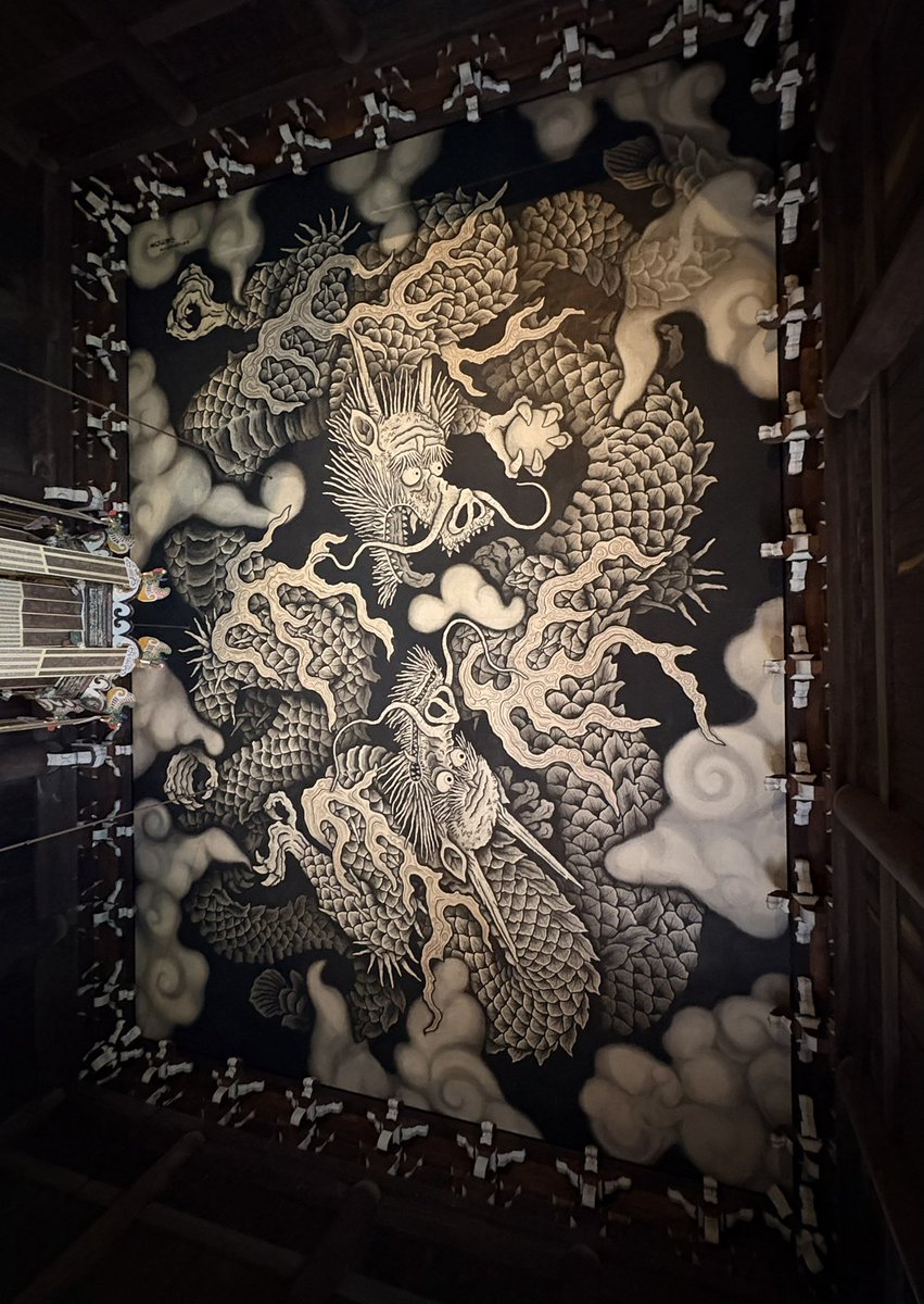 mayriponoby's tweet photo. 建仁寺の「双龍図」、国宝「風神雷神図屏風」を観に。双龍図の壮観さは畳百八畳といえば少しは伝わるでしょう。
#建仁寺　#双龍図　#風神雷神図屏風　#俵屋宗達 https://t.co/sDQXgd4R0n