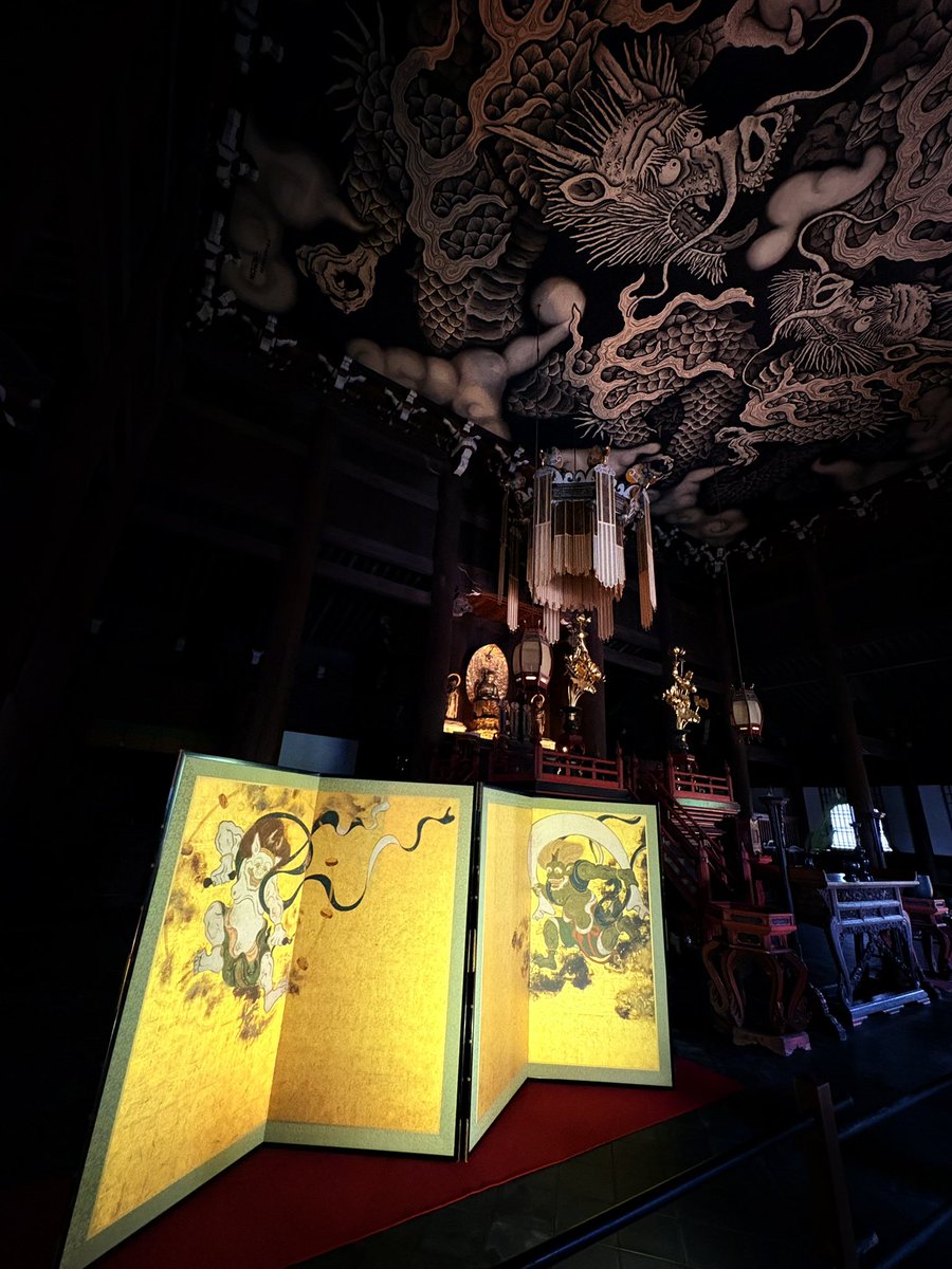 mayriponoby's tweet photo. 建仁寺の「双龍図」、国宝「風神雷神図屏風」を観に。双龍図の壮観さは畳百八畳といえば少しは伝わるでしょう。
#建仁寺　#双龍図　#風神雷神図屏風　#俵屋宗達 https://t.co/sDQXgd4R0n