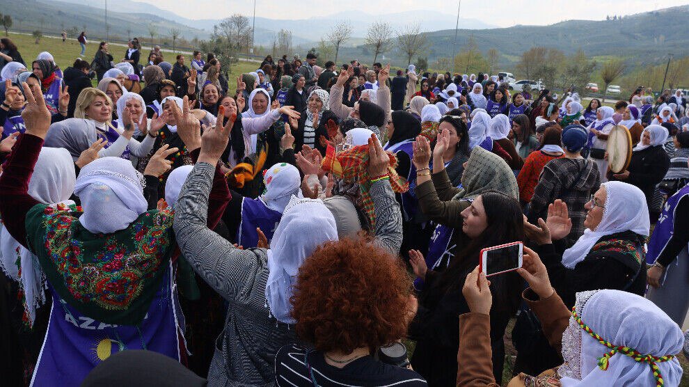 Kadınlar Gemlik'e ulaştı

Önder Apo'ya fiziki özgürlük talebiyle Kürdistan ve Türkiye’den yola çıkan kadınlar, Gemlik’e vardı. İstanbul’dan kadınların da ilçeye varmasıyla Gemlik Yürüyüşü start alacak.