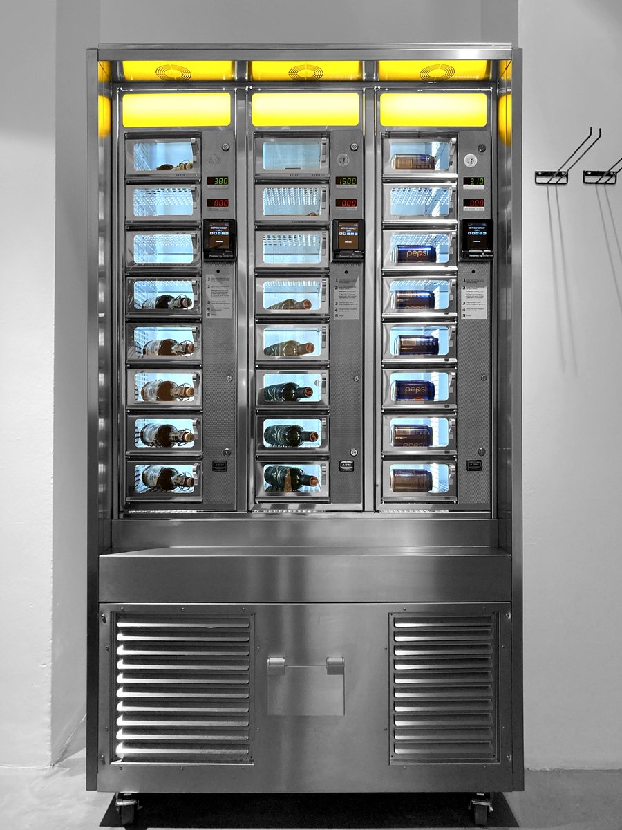 whatsontheshel1's tweet image. Chrome vending machine with various types of bottled drinks in a fast food restaurant

shutterstock.com/g/Hitra?rid=19…

#Chrome #vendingmachine #bottleddrinks #fastfood #restaurant #shutterstock
