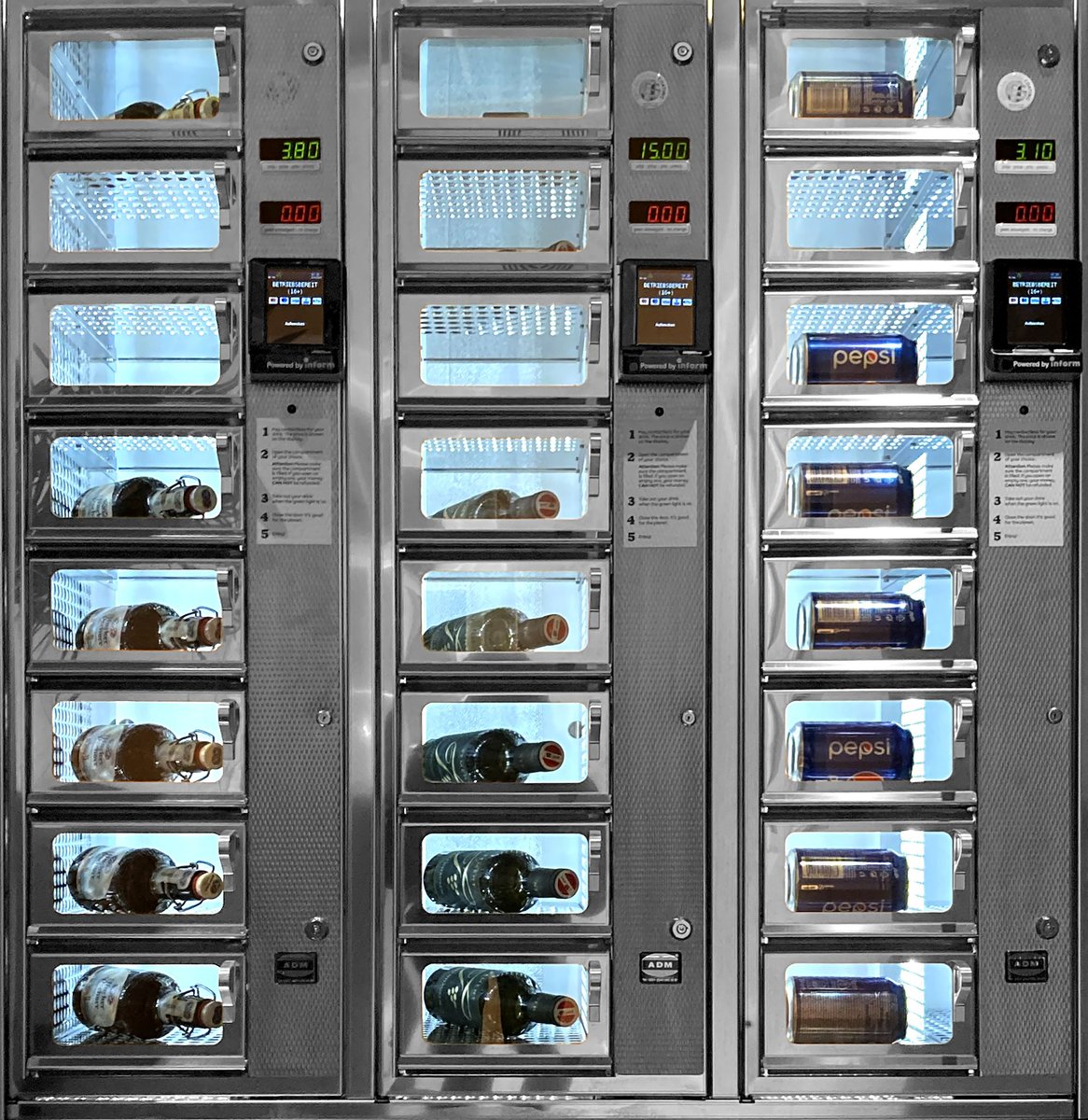 whatsontheshel1's tweet image. Chrome vending machine with various types of bottled drinks in a fast food restaurant

shutterstock.com/g/Hitra?rid=19…

#Chrome #vendingmachine #bottleddrinks #fastfood #restaurant #shutterstock