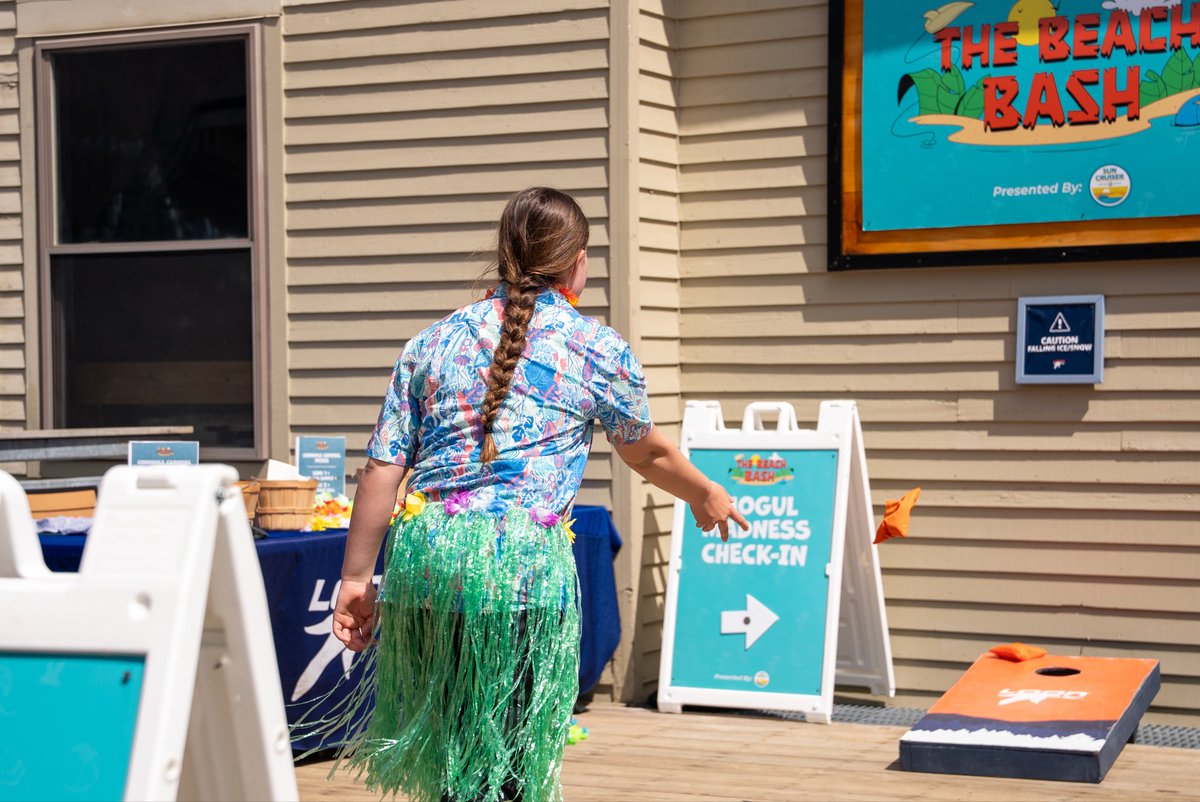 loonmtn's tweet photo. Traded our goggles for sunnies because Beach Bash was in full swing yesterday with our friends @drinksuncruiser 😎🌊 

Warm sun, beachy vibes, and Mogul Madness bringing the HEAT with great tricks and even greater costumes 🌺🏄 https://t.co/ZkM2cLNh5V