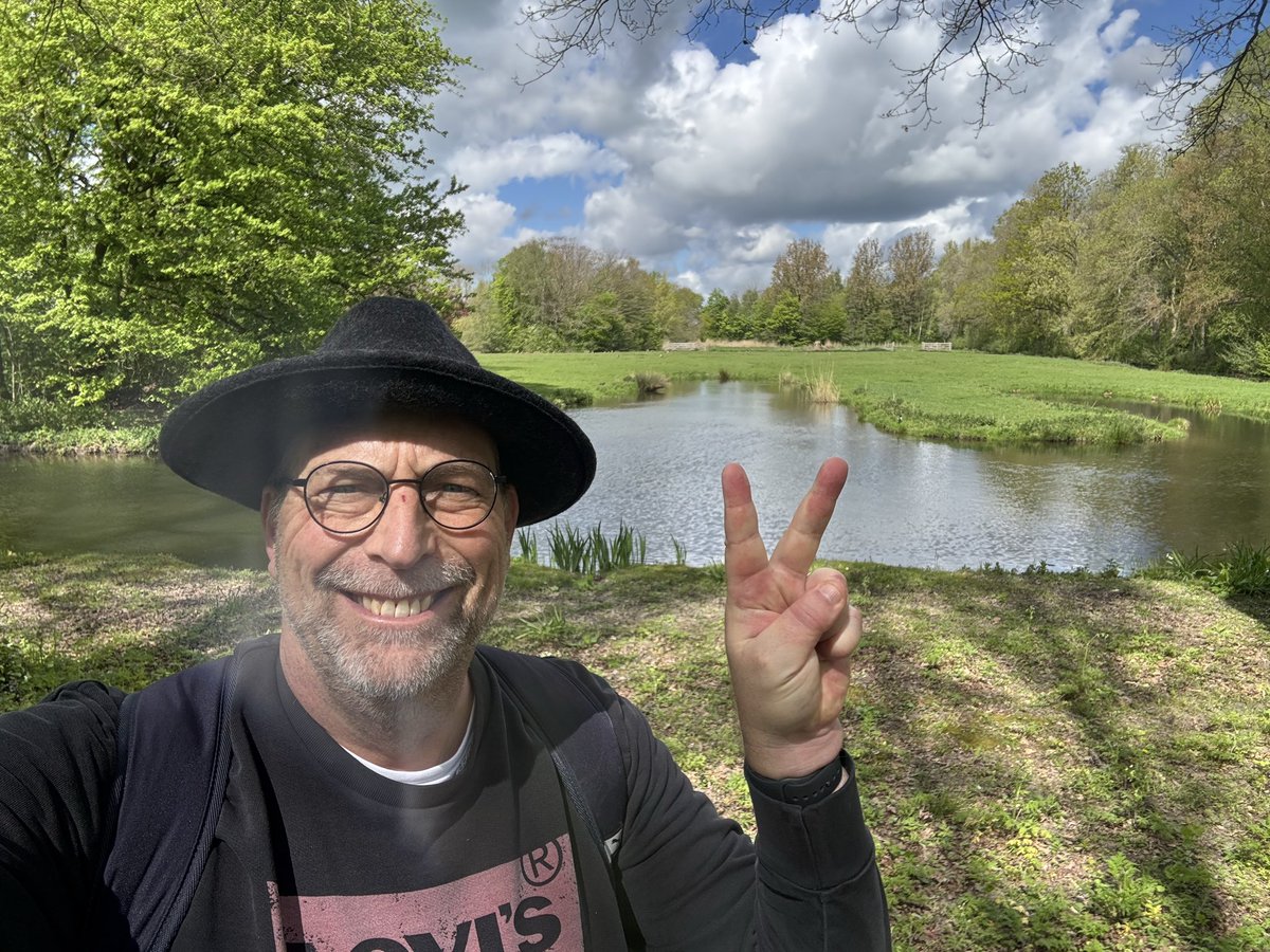 Vandaag de 5de etappe gelopen van het #FlorisVpad van #Woerden naar #Hekendorp Gisteren ons jaarlijkse asperge diner tour met de #Fastfoodgroep gehad, was heerlijk en gezellig, en vandaag ook de 2000ste km gelopen van routes van #Wandelnet 👍👍👍