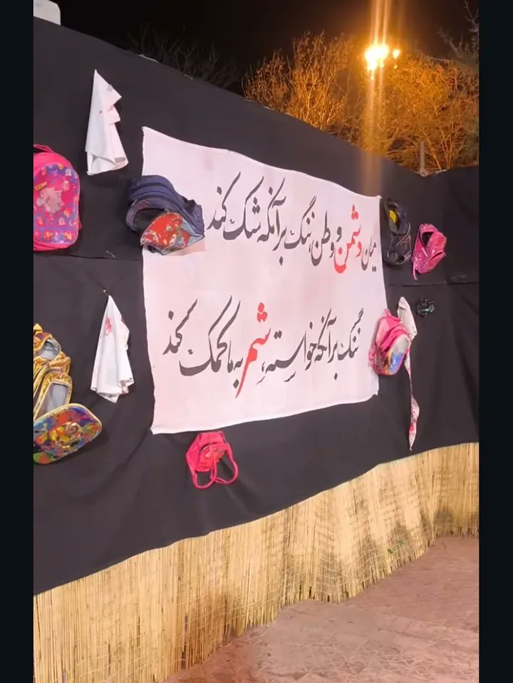شهید جمهور گفت: دختران ما لطیف‌اند اما شکننده نیستند. چقدر این جمله رو تو دخترای غزه و میناب دارم میبینم. لطافت با صلابت.
#لبخند_خدا