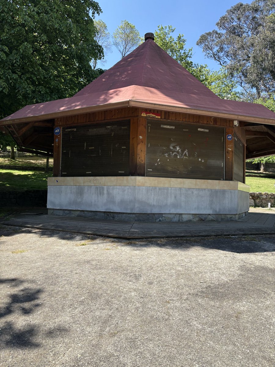 Raiola's tweet photo. 6 años cerrado, quiosco del parque de Santa Margarita, nadie lo echa de menos?@silcerino @EloyTP @dinisss @ConcelloCoruna https://t.co/f0bfNxfZrZ
