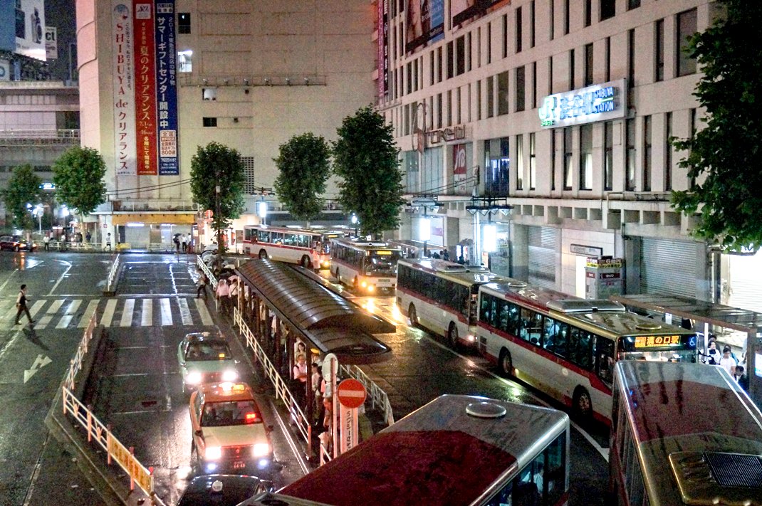 plsetsuna's tweet photo. [深夜01]
最終の1時すぎに到着する便は、駅をまたいで渋谷駅(西口)に到着して東急バスの深夜急行各線と連絡をとっていました。東急バスの乗り場についててすぐ乗り換えが可能。(ア) https://t.co/SO02guNrcB