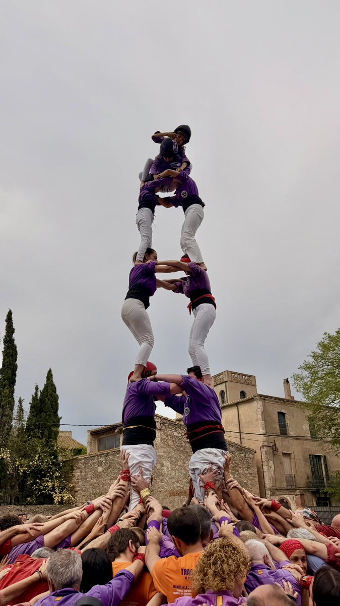 CCFigueres's tweet photo. Avui hem actuat a la 1a jornada castellera de Vilamacolum i quin dia més bonic! ☀️
Hem descarregat 3pd4, 3d7, 5d6, 2d6, pd5 i 3pd4 💪🏼

Gràcies @XerricsOlot i @maduixots per l’ajuda a pinyes i el bon ambient 🤝🏻 #castellers #castells https://t.co/r1dhCCfGPf