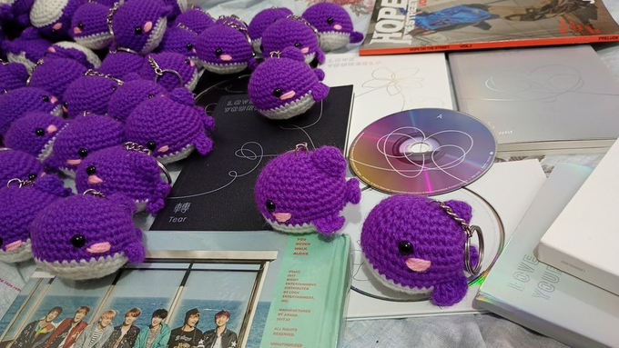 ArmyhubBts's tweet image. Unsure of what freebies to make for your concert day🤔????and you're looking for something cute? 👀 you can dm me to order your Bora whales slot at an affordable bulk rate 
😊 
#BTS_ARİRANG #FREEBIES #BTSCONCERT