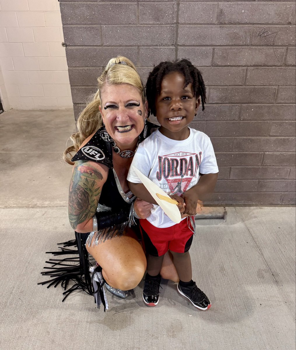 SA_BabeBrahma's tweet image. Sharing the love of the game and The UFL with “Littles”. Def one of my favorite parts of fandom! 🩶🏈🖤😍@TheUFL  @UFLStallions  @RepoleStable 

#fandom #travelinBabe #UFLStadiumTour26 #nextgeneration #femaleUFLFan
