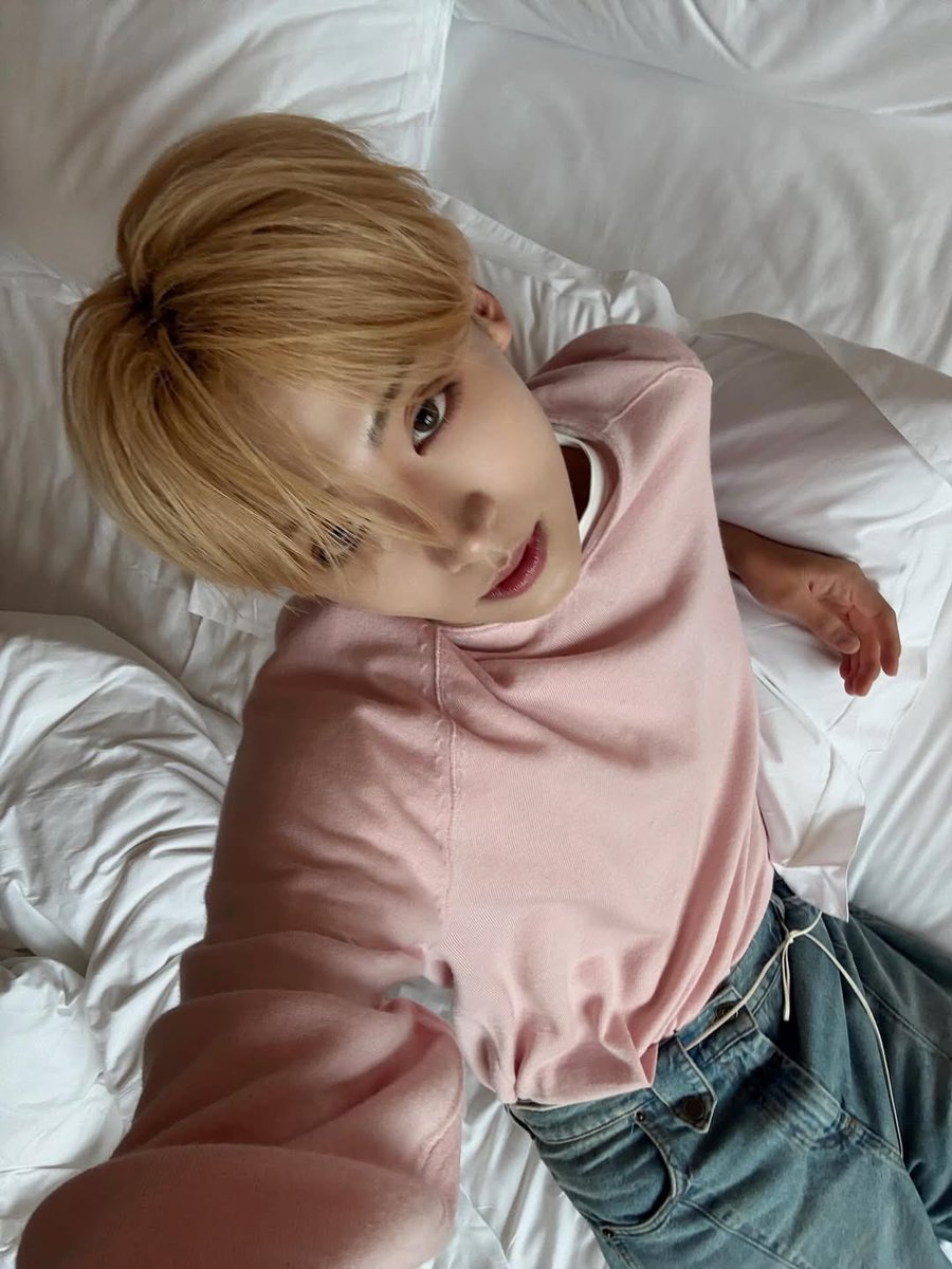 lw___paramour's tweet image. this boy clearly wants to seduce someone