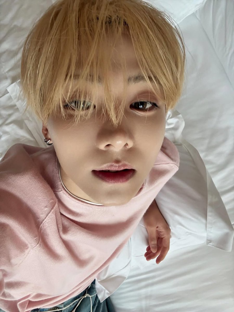 lw___paramour's tweet image. this boy clearly wants to seduce someone