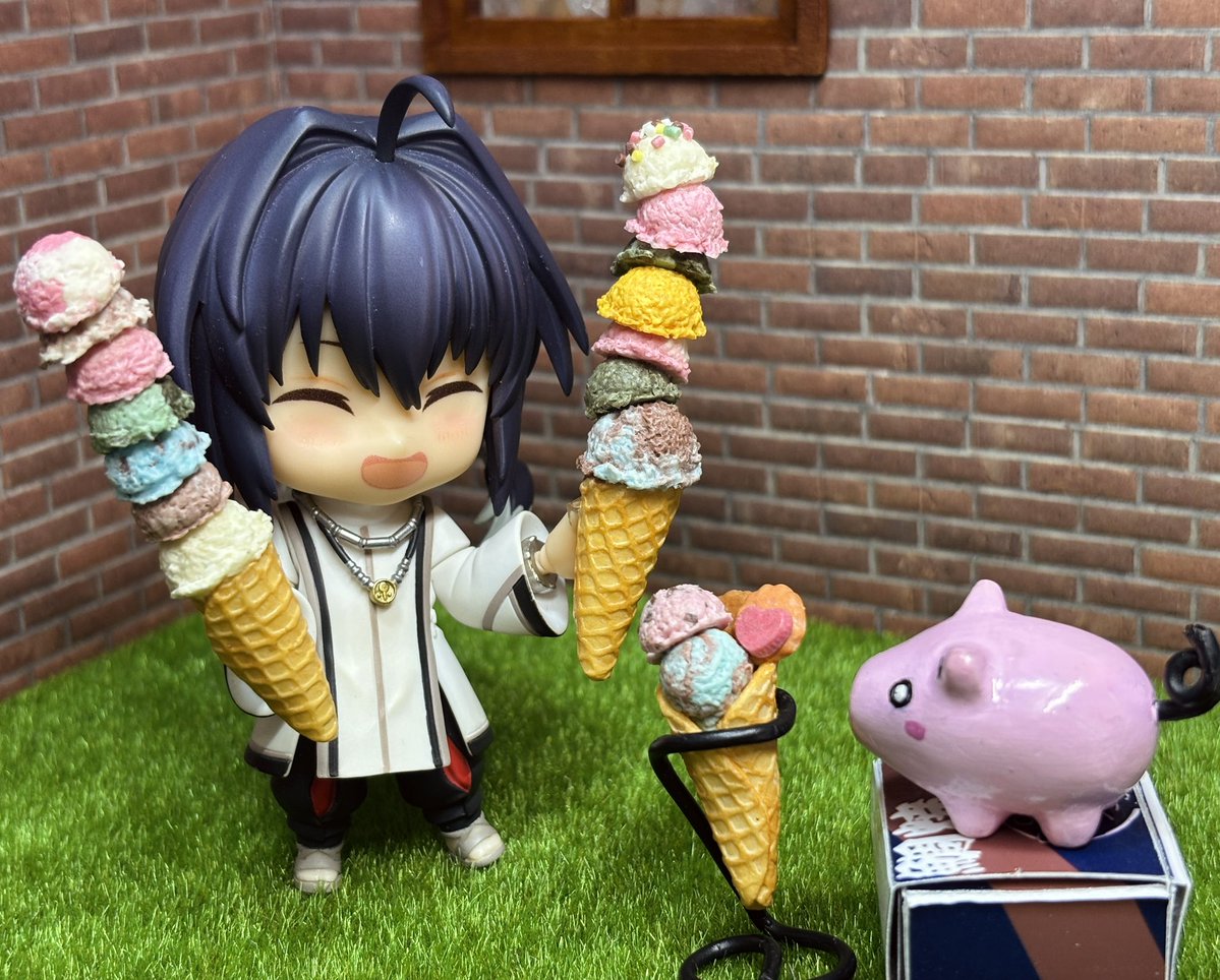 🗡️「イオリっ見よ！このあいすくりぃむを！……横から食べても大丈夫か？？」

( ﾟ🐽ﾟ)「ﾌﾞﾋｯ(崩れるぞ)」