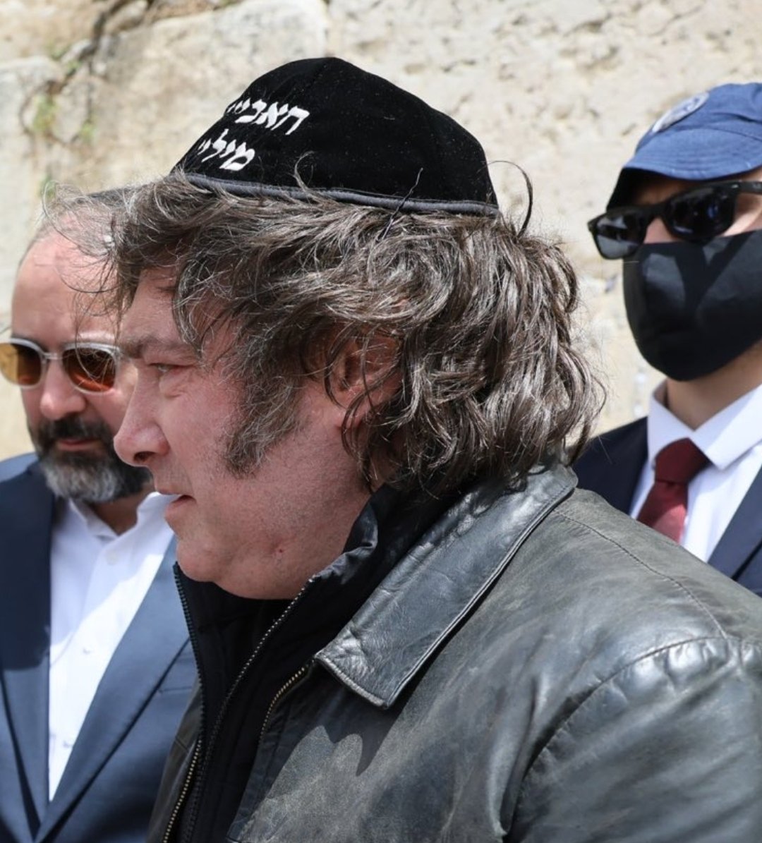 porqtendenciaa's tweet photo. "TISHA B'AV"

Porque  en la conmemoración de la destrucción del Templo de Jerusalén se prohíbe bañarse por placer, y los usuarios señalan que faltan meses para que ocurra pero que el presidente ya decidió arrancar con el mandato y no se baña hace varios días. https://t.co/CjbFuORvNq