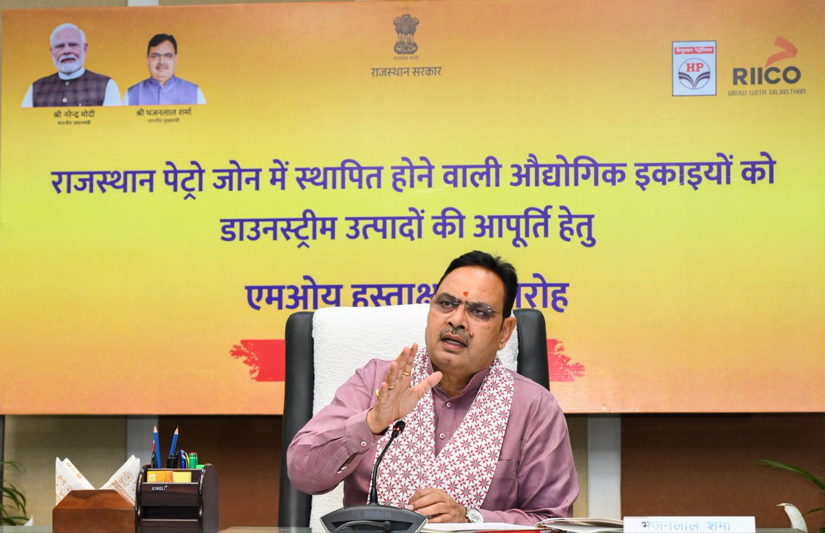 kkvishnoibjp's tweet photo. आज मुख्यमंत्री निवास पर प्रदेश के यशस्वी मुख्यमंत्री आदरणीय श्री @BhajanlalBjp जी की गरिमामयी उपस्थिति में बाड़मेर-बालो��रा क्षेत्र में 'राजस्थान पेट्रो जोन' में स्थापित होन��� वाली औद्योगिक इकाइयों को डाउनस्ट्रीम उत्पादों की आपूर्ति हेतु महत्वपूर्ण MoU हस्ताक्षरित हुए।

​आगामी 21 अप्रैल को आदरणीय प्रधानमंत्री जी के ऐतिहासिक कार्यक्रम की तैयारियों के चलते, आज पचपदरा से वर्चुअल माध्यम से जुड़कर इस महत्वपूर्ण बैठक में सहभागिता की।

​हमारी सरकार प्रदेश में निवेश के अनुकूल वातावरण तैयार करने और युवाओं के लिए रोजगार के नए द्वार खोलने हेतु पूरी तरह संकल्पित है। पचपदरा रिफाइनरी और इसके आसपास बनने वाला यह विशाल औद्योगिक हब पश्चिमी राजस्थान के साथ-साथ पूरे प्रदेश की अर्थव्यवस्था का सबसे बड़ा ग्रोथ इंजन बनेगा।

इस महत्वपूर्ण अवसर पर प्रदेश के कैबिनेट मंत्री श्री @Ra_THORe जी सहित अन्य अधिकारीयों की भी उपस्थिति रही।

#आपणो_अग्रणी_राजस्थान

@BJP4Rajasthan @BJP4India