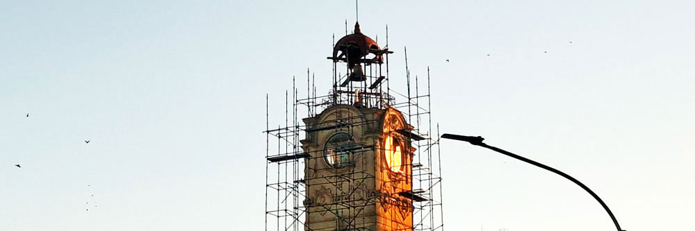 170Escalones's tweet photo. El reloj del Palacio Municipal está en plena restauración. Franco Giorda escribió un texto a propósito del tiempo y la trascendencia de esta máquina ubicada en el corazón de la ciudad.
https://t.co/8CYZyUqlvD https://t.co/nqoEHwZIaw