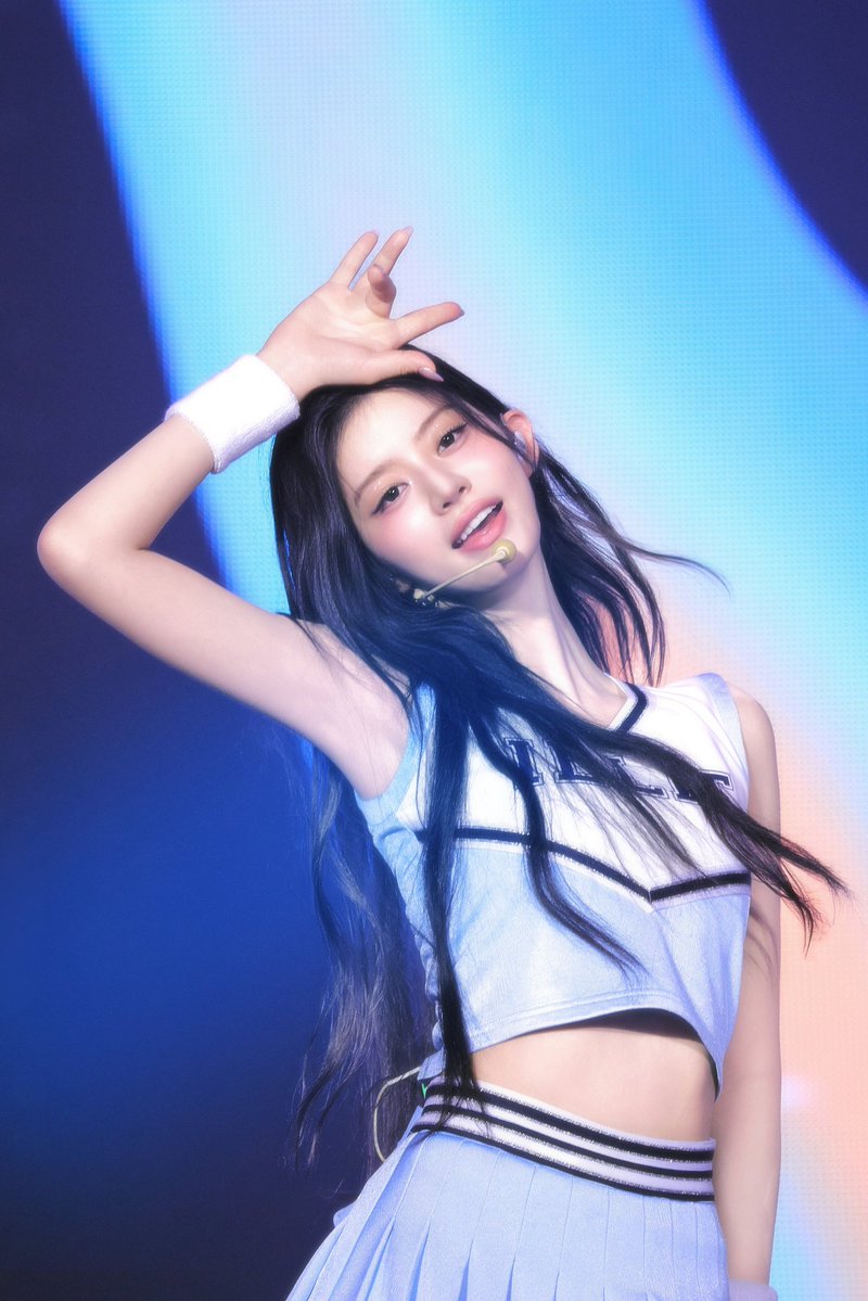 ㅤㅤㅤ
      ℋer    beauty    is    b͟e͟y͟o͟n͟d͟  dreams
      and    𝑔𝑙𝑜𝑤𝑠   brighter   than   hopes.
      Unbound   her   hair   𝑓𝑙𝑜𝑤𝑠   turned  
      𝑔𝑜𝑙𝑑𝑒𝑛      by       the       sun.
     ⎯⎯  ୨୧ㅤִㅤׄ   𝐑enée   𝐕ivien  ˛  🕊   ࣪ 
ㅤ
