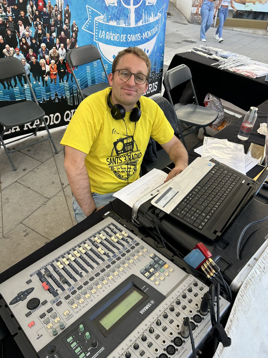 MeteoSants's tweet photo. Gran equipàs de @sants3radio cobrint la Fira literària de Sant Jordi de @CreuCobertaShop 

⛈️⚡️☀️ Portant la meteo a peu de carrer!! GRÀCIES!! 

@PauGatell el gran tècnic ‼️ https://t.co/vjNBVLdJtE