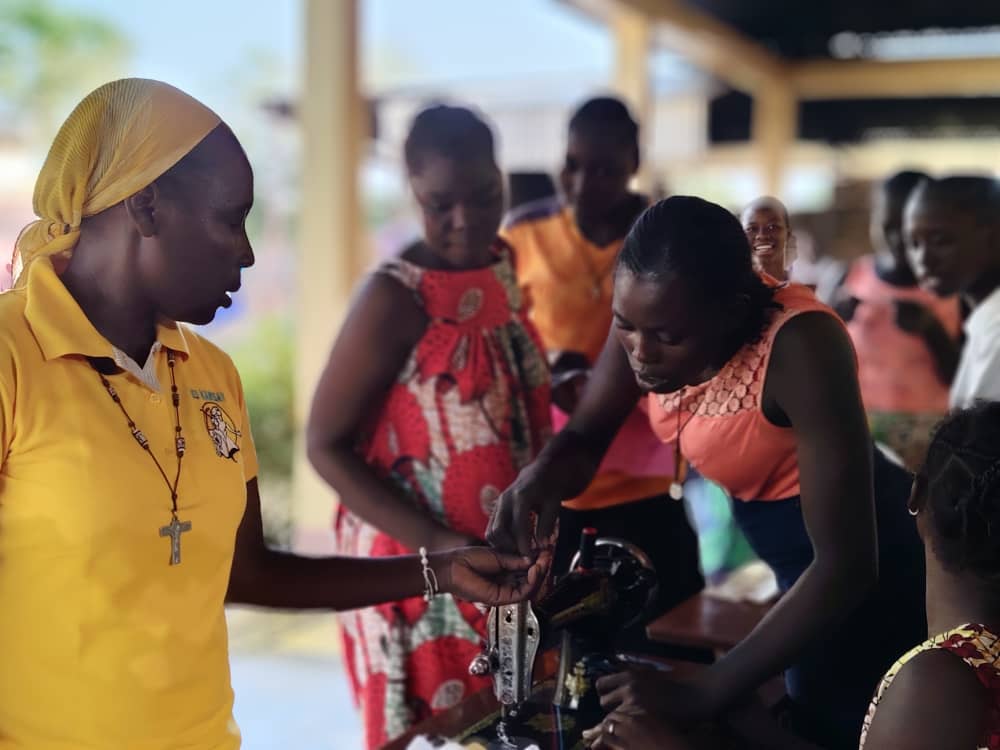 #combonianas Benjamine Kimala nos cuenta el trabajo que realiza en el hogar de acogida de chicas que llegan hasta la ciudad de Sarh (Chad) para estudiar.
…nerascombonianasdemadrid.blogspot.com/2026/04/mujere…