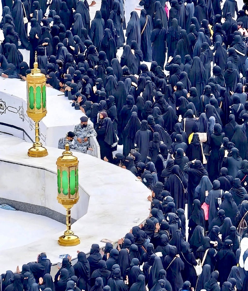 هؤلاء هن السعوديات حشمة وستر وعفة في مشهد عظيم في مكان مقدس في #المسجد_الحرام، والمرأة #السعودية درةٌ بنقابها، جميلةٌ به كجمالِ ورودٍ مغطاةٍ بقطرات الندى، وهي نموذج للمزج بين الأصالة والمعاصرة، حيث تمثل قيم الحشمة والعفة مع الحضور القوي في مجالات العلم والعمل والقيادة.