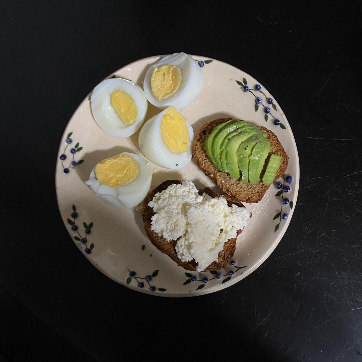 hazelnutbased's tweet photo. tostadas integrales caseras con palta, ricota + huevos 🍳🥯🥑 https://t.co/RkjYfmKgHT
