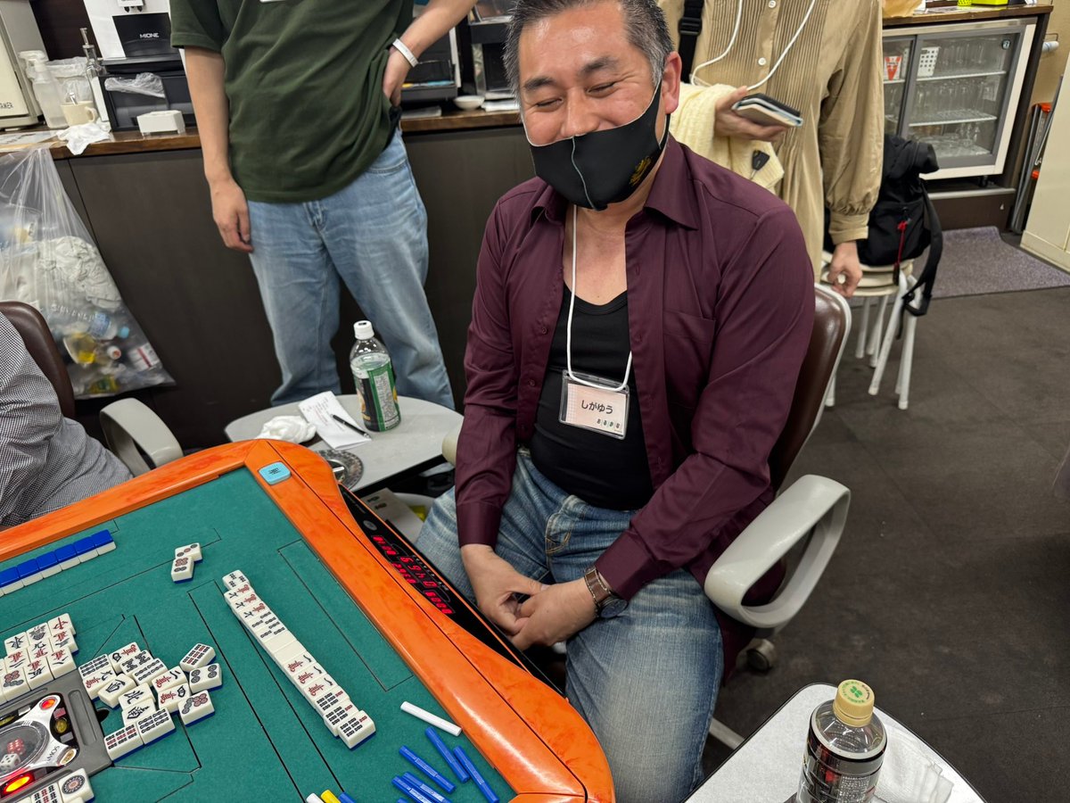 youshiga's tweet photo. あるかなオープン2026大会。
久し振りに、セガサミーフェニックス所属、無敵のタイタン/竹内元太プロもお見かけ。
同卓はできませんでしたが、決勝オーラスの四暗刻成就を見届けて頂き良かったです☺️喜ぶおっさん https://t.co/O9ONhRysNW