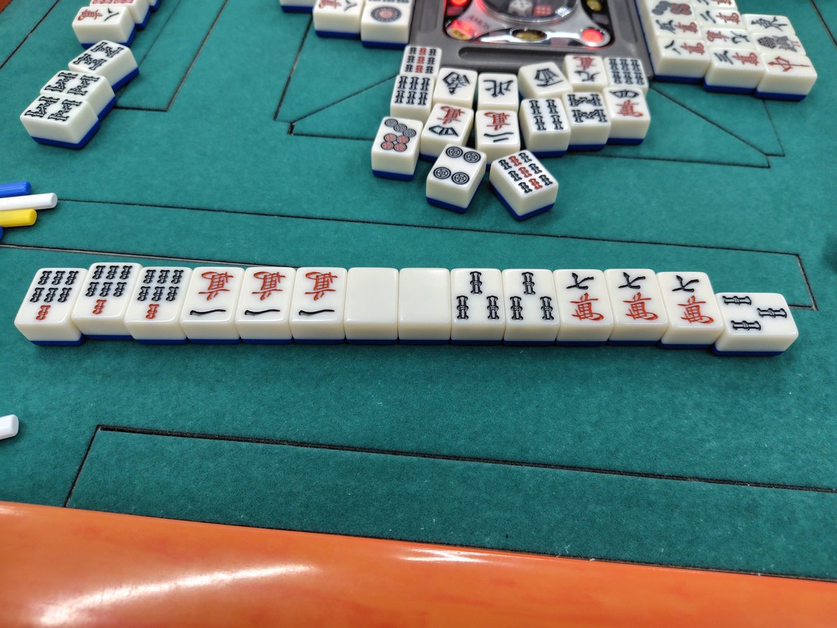 youshiga's tweet photo. あるかなオープン2026大会。
久し振りに、セガサミーフェニックス所属、無敵のタイタン/竹内元太プロもお見かけ。
同卓はできませんでしたが、決勝オーラスの四暗刻成就を見届けて頂き良かったです☺️喜ぶおっさん https://t.co/O9ONhRysNW