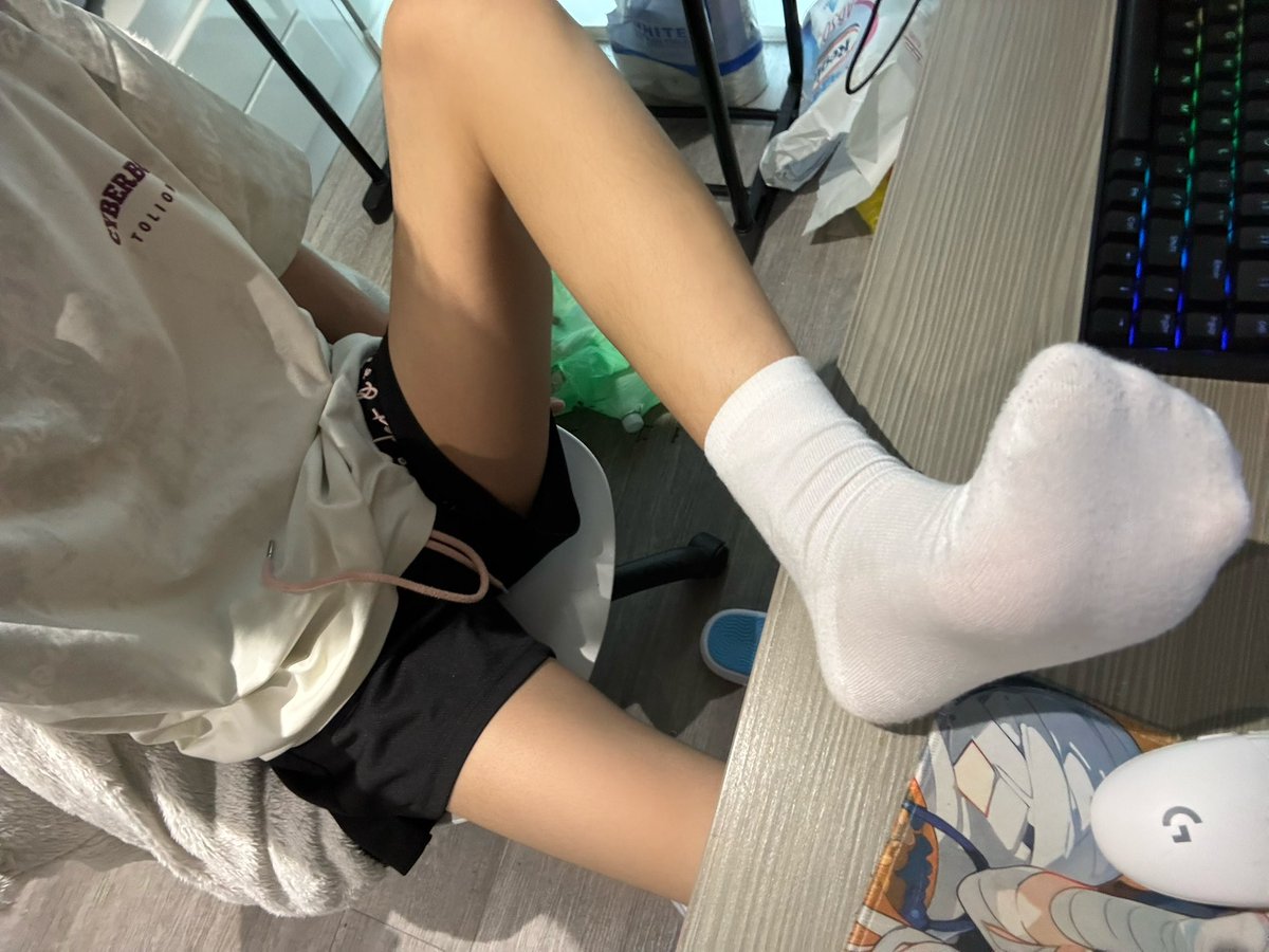 xue12377's tweet photo. 我刚刚在知道私信在哪里开…#白袜 #男高 https://t.co/D0buUmu3G5