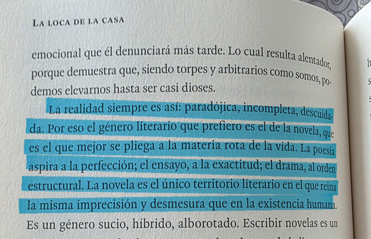Linnacha's tweet photo. 'La loca de la casa' es un libro sobre la imaginación, una reflexión sobre la novela y el juego del lenguaje en la construcción de los diferentes juegos literarios. Se puede decir que es un libro interactivo en el que tratamos de descubrir cuál es el relato verdadero de @BrunaHusky y sobre todo: qué es lo verdadero. Recomendada sobre todo la edición de @tintaclub_libro, bella mente ilustrada, cuidada y curada para todos sus lectores.